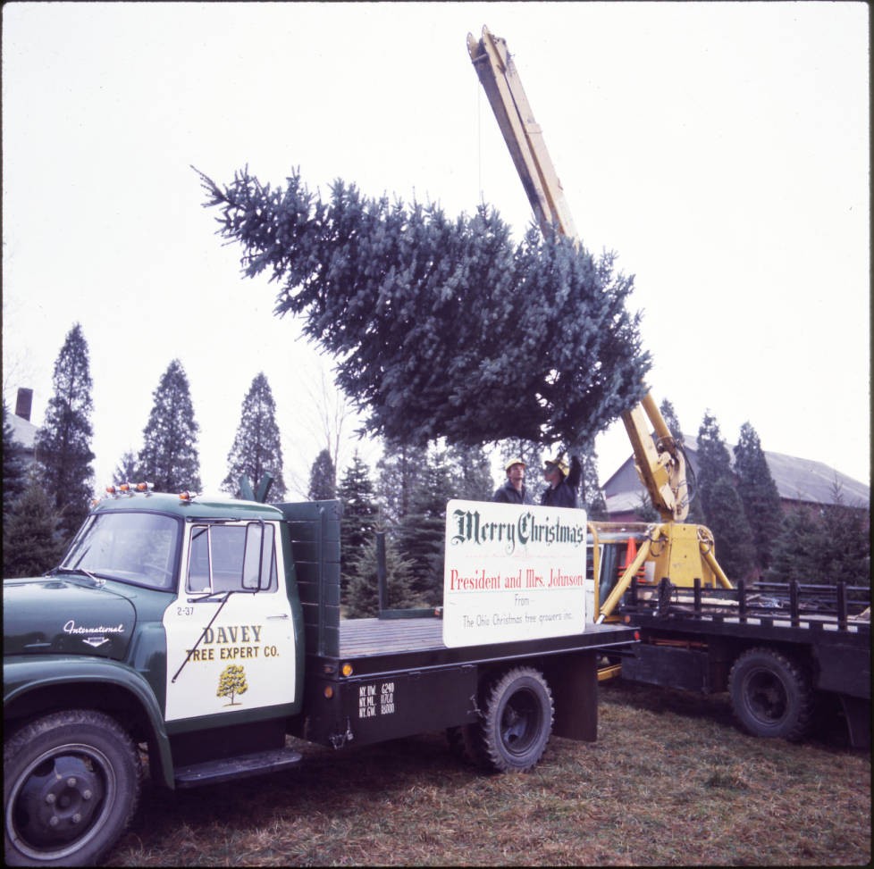 White House Christmas tree in December of 1967. Via Ohio Memory