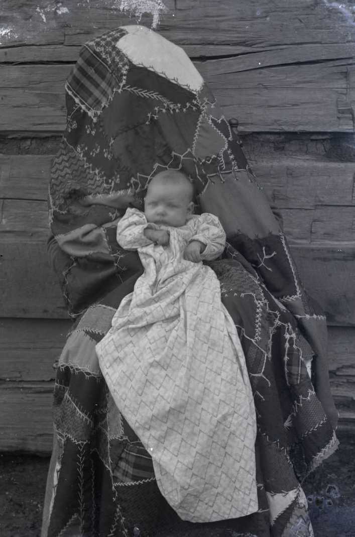 Скрытое фото мам. Снимки детей 19 века. Младенец в старые века. Старинные платья для младенцев. Новорожденные 19 века.